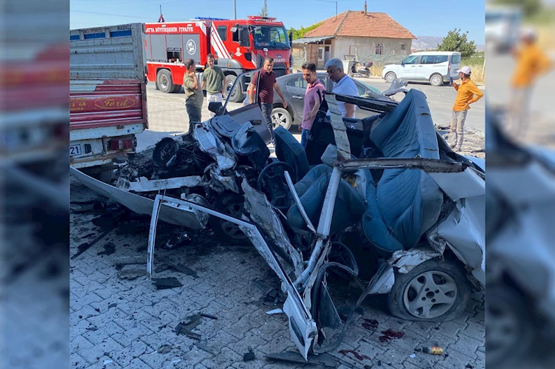 Kazaya karışan otomobil hurda yığınına döndü: 1 ölü 1 yaralı 