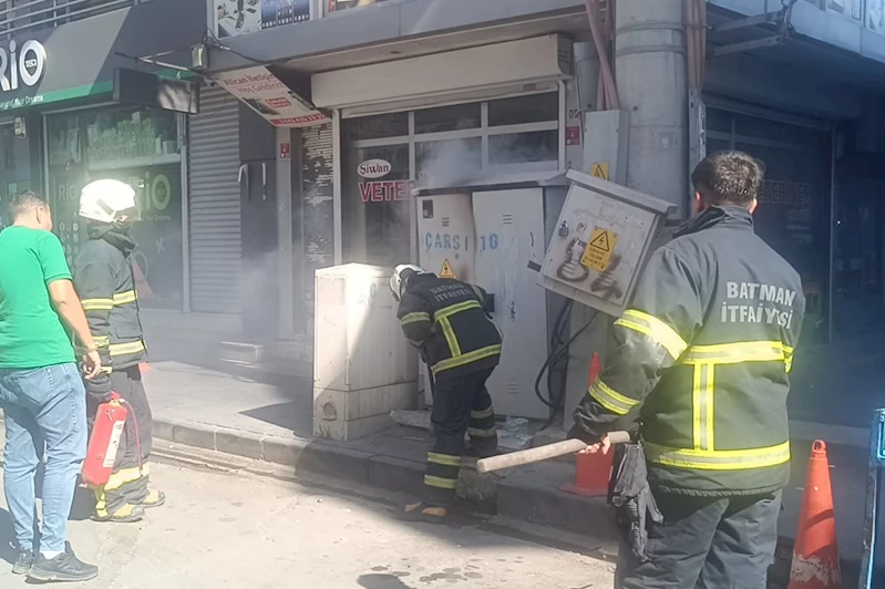 Elektrik panosundan çıkan yangın esnafı korkuttu