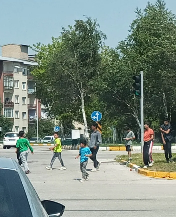 Bu çocuklar göz göre göre ölüme koşuyor! 