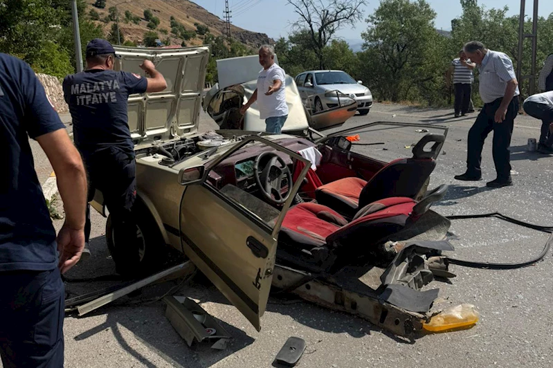 Elektrik direğine çarpan otomobil ikiye ayrıldı: 1 yaralı