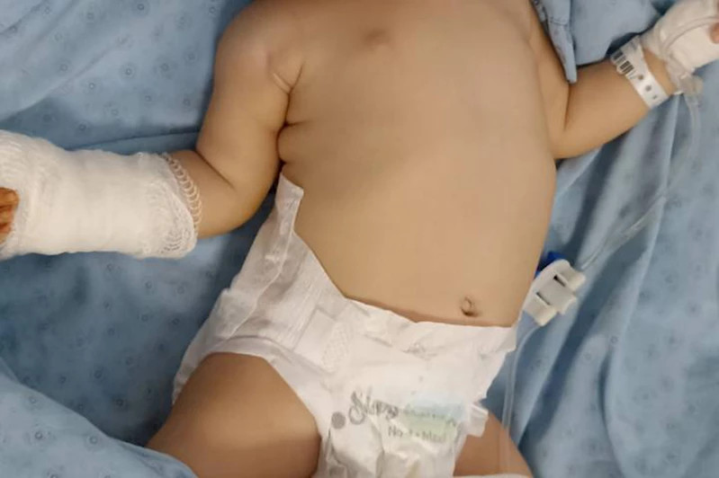 Serumu çıkarmak isterken yanlışlıkla bebeğin parmağını kesti iddiası