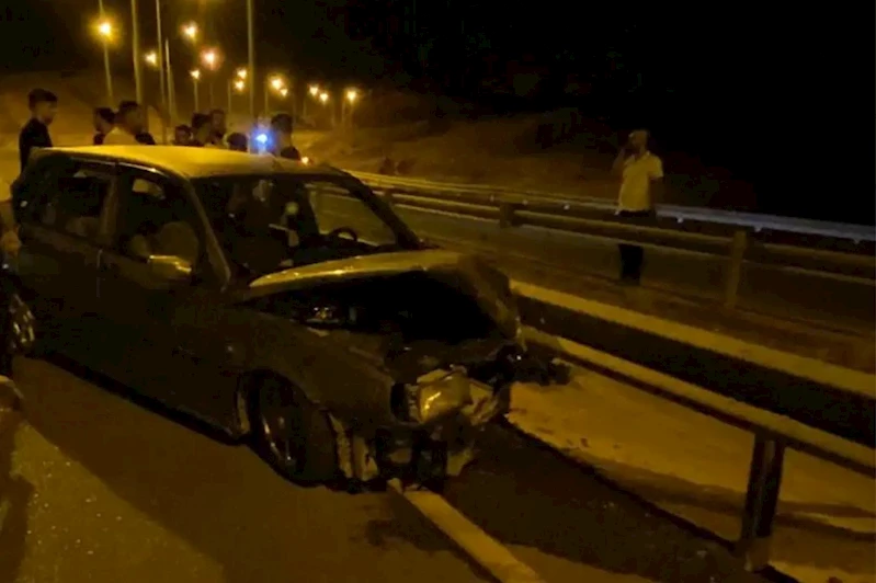 Bariyerlere çarpan otomobil hurdaya döndü