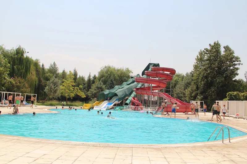 Kavurucu sıcaklardan bunalan vatandaşlar serinlemek İçin çareyi havuzlarda buluyor