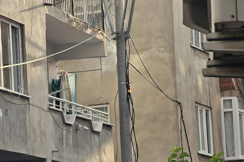 Sıcak havanın etkisiyle elektrik direği tutuştu, olası faciadan dönüldü