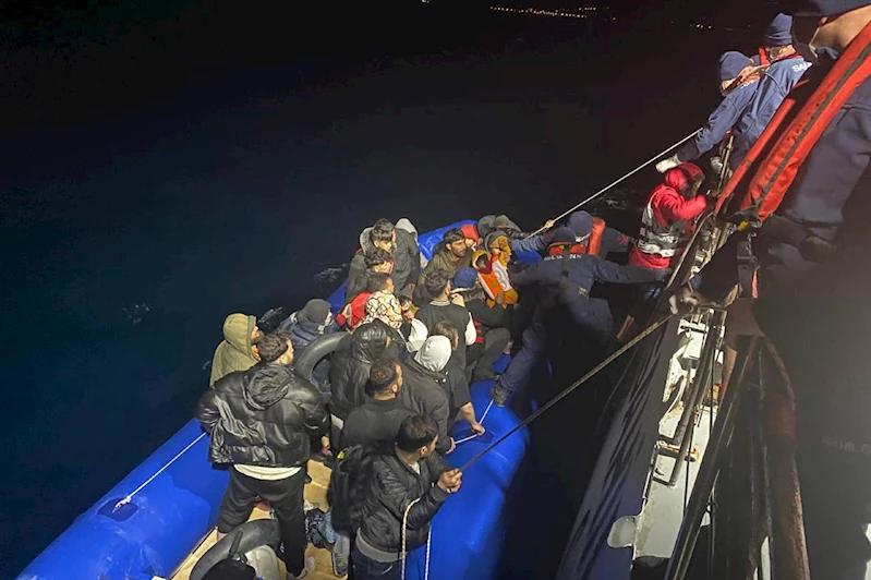 Çanakkale açıklarında 19 düzensiz göçmen kurtarıldı