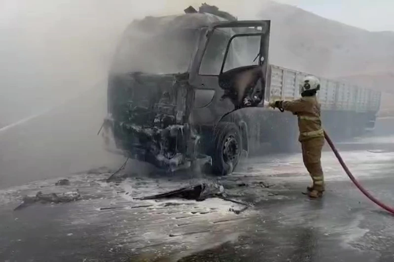 Cizre’de seyir halindeki tır alev aldı