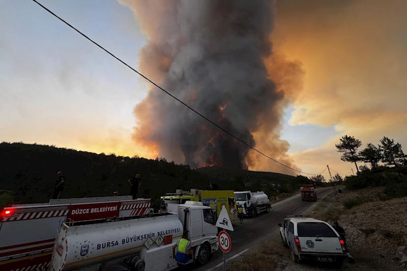 Bursa’da 12 mahalle tahliye edildi: Yangınla mücadele havadan ve karadan sürüyor
