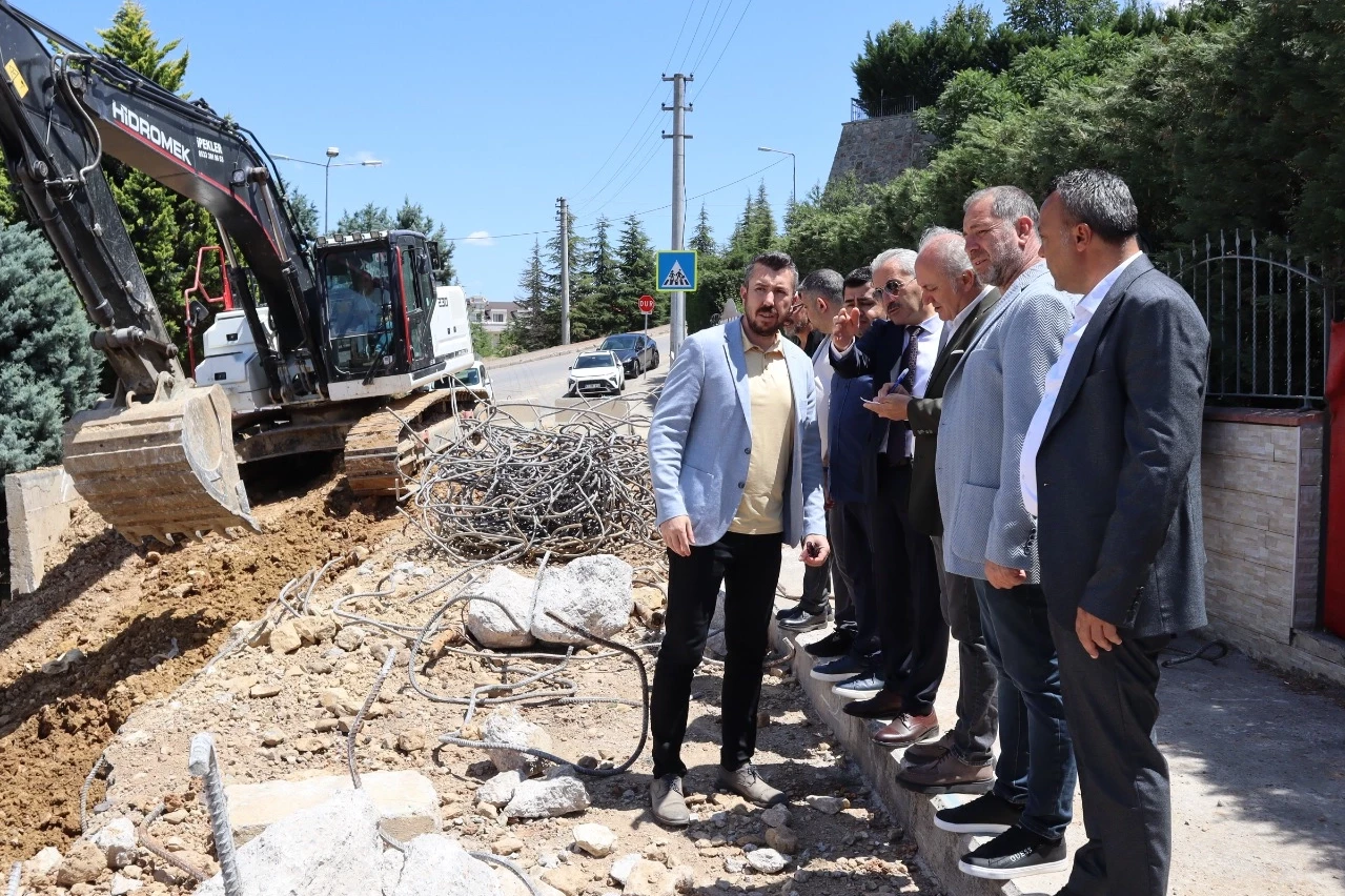 İzmit Belediyesi Huzur Sokak’ta istinat duvarı yapıyor