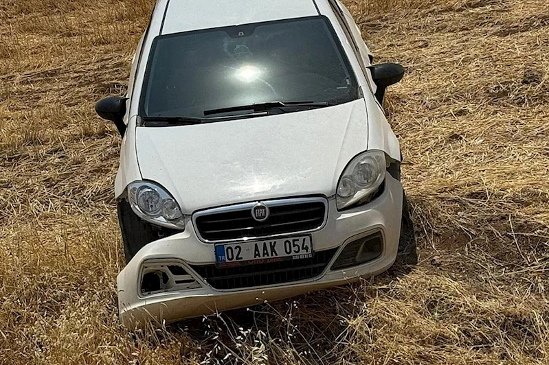 Siirt’te lastiği patlayan otomobil tarlaya uçtu