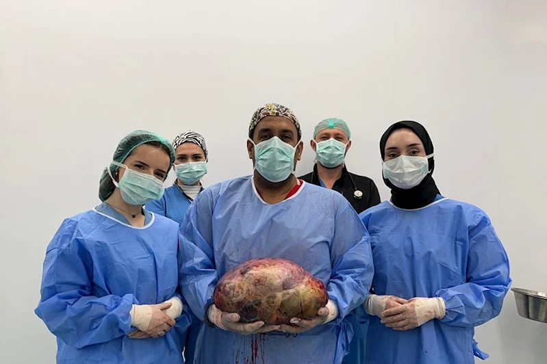 Karnından 10 kiloluk kitle çıkarıldı