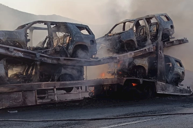 Lüks araçları taşıyan tır yandı, 5 otomobil hurdaya döndü!