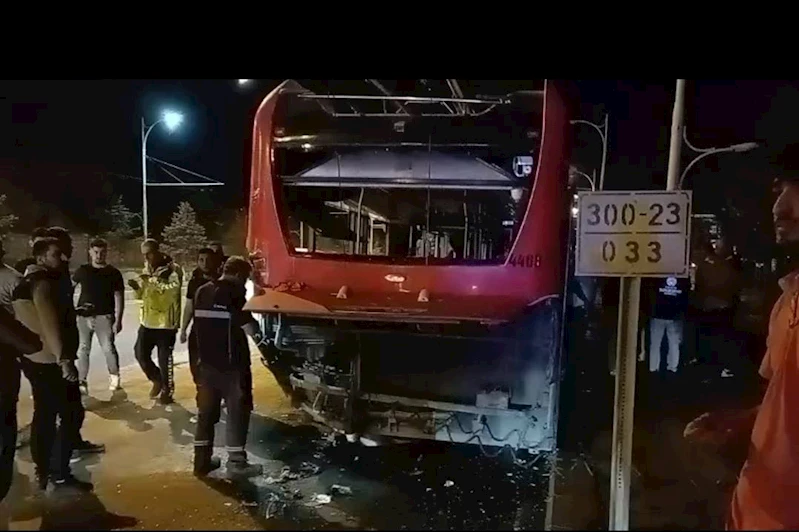 Beton mikseri ile trambüs çarpıştı: 4 yaralı