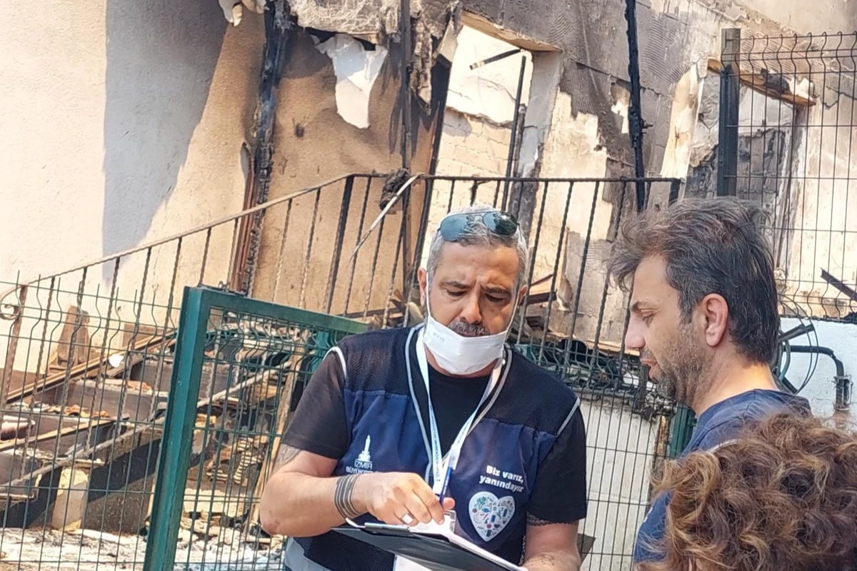 İzmir Büyükşehir yangın bölgelerinde seferber oldu