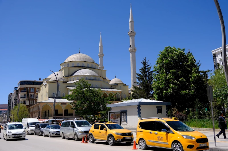 Hz. Ömer Camii’nin yıkım anı kameralara yansıdı