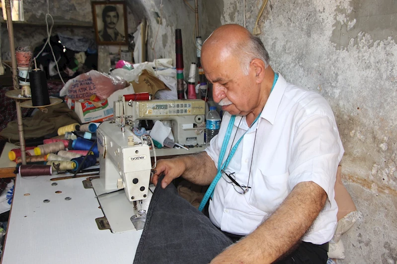 7 yaşında başladığı terzi mesleğini 64 yıldır sürdüren Ekrem Usta: Hiçbir zaman rızık korkusu yaşamadım