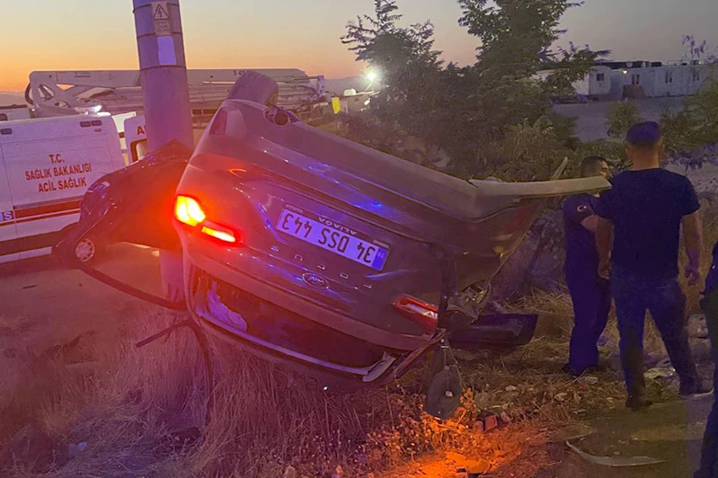 Sürücünün direksiyon hâkimiyetini kaybettiği otomobil takla attı: 3 yaralı