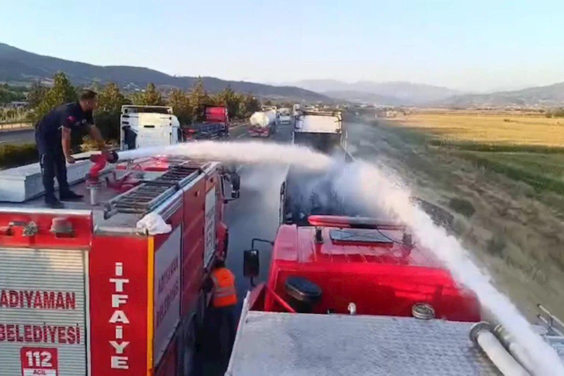 Otobanda alev alan tır söndürüldü