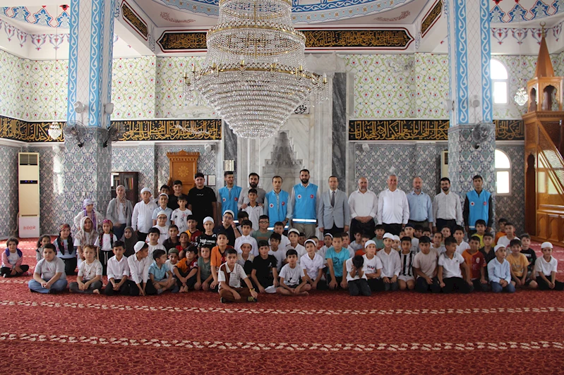 Çocuklar camide oyunlarla eğleniyor