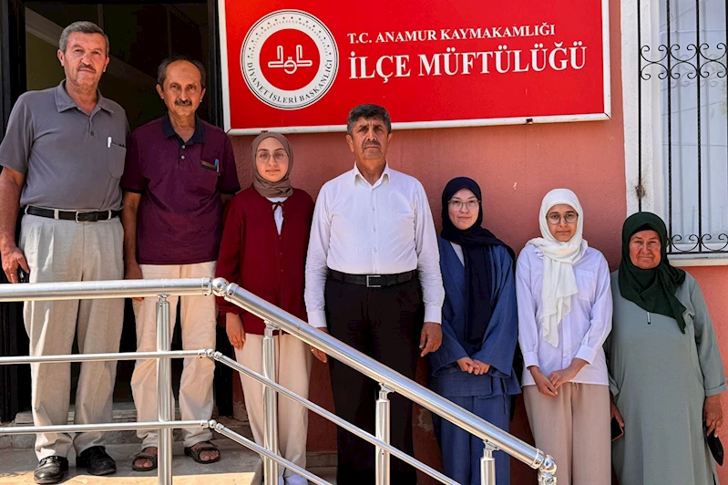 Yarışma birincileri dualarla umreye uğurlandı