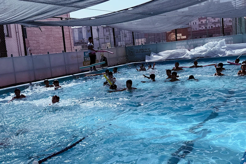 Cizre’de Yaz kuran kursu öğrencilerine yüzme eğitimi veriliyor