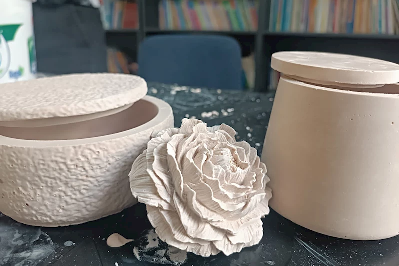 Himaye altındaki çocuklar yaz tatilinde alçı ve seramik kursunda