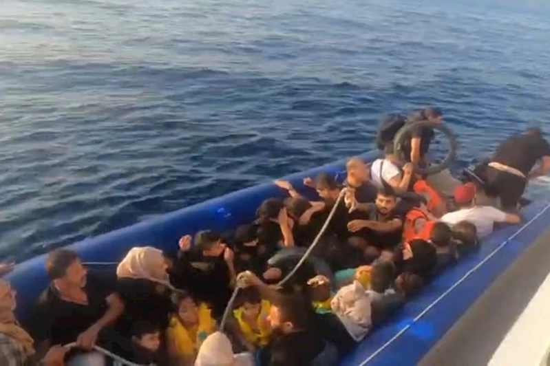 İzmir açıklarında 20 düzensiz göçmen yakalandı