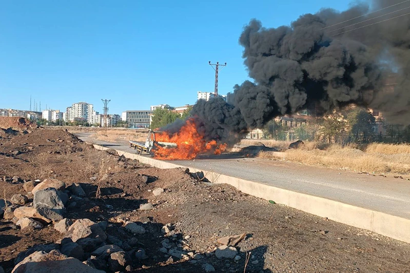 Diyarbakır’da park halindeki çekici alev alev yandı