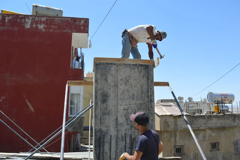 Kavurucu sıcak altında zorlu mesai: Allah’ın yardımı olmasa dayanamayız