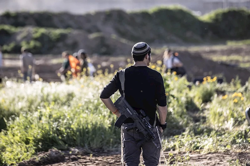 Siyonist çeteler Filistinlilerin arazi ve araçlarını ateşe verdi