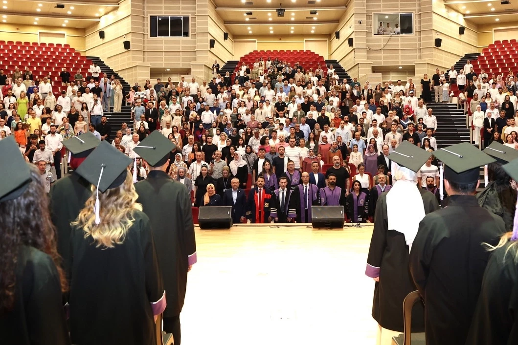 ERÜ Diş Hekimliği Fakültesi 16. dönem mezunlarını verdi
