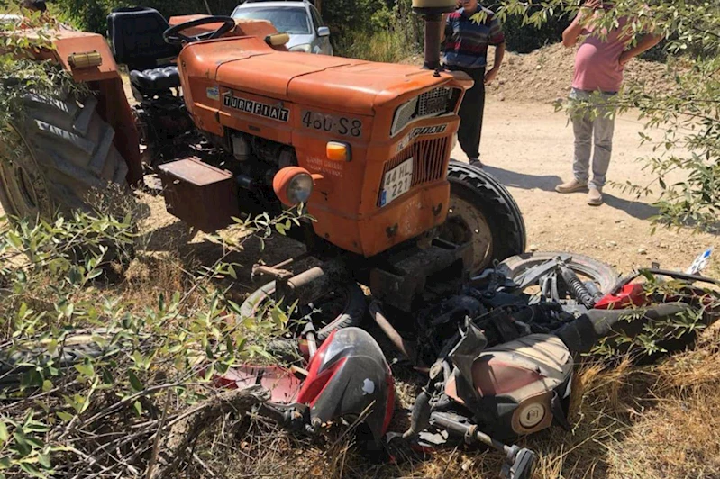 Traktör ile motosiklet çarpıştı: 1 ölü