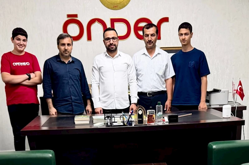 Mardin’den iki öğrenci, ÖNDER’in desteğiyle umreye gidecek