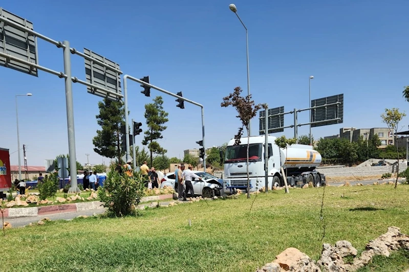 Siirt’te su tankeri ile otomobil çarpıştı: 11 yaşındaki çocuk yaralandı