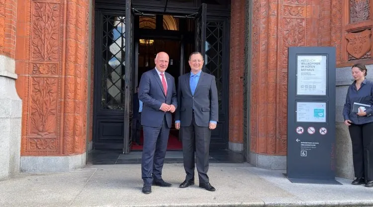  Türkiye’nin Berlin Büyükelçisi Gökhan Turan’dan Rotes Rathaus’a Resmi Ziyaret