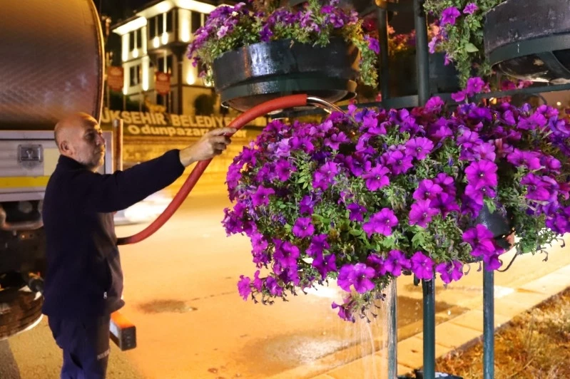 Eskişehir’de gece mesaisiyle yeşil alanlara can veriliyor