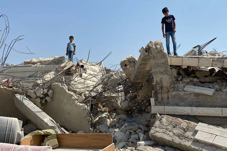 İşgalciler, Filistinli aileyi kendi evini yıkmaya mecbur etti