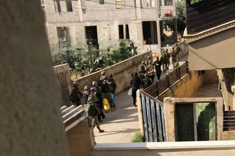 İşgal rejimi, Batı Şeria’da Filistinlileri alıkoyarak darp ediyor