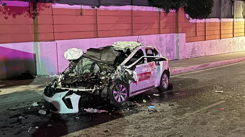 Büyükçekmece’de facia: Otomobil tıra çarptı, 1 ölü 4 yaralı!