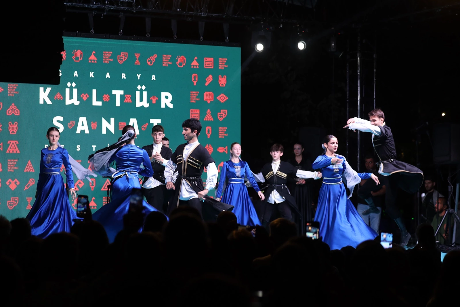 Sakarya’da Kafkas ve İç Anadolu’da şölen gibi akşam