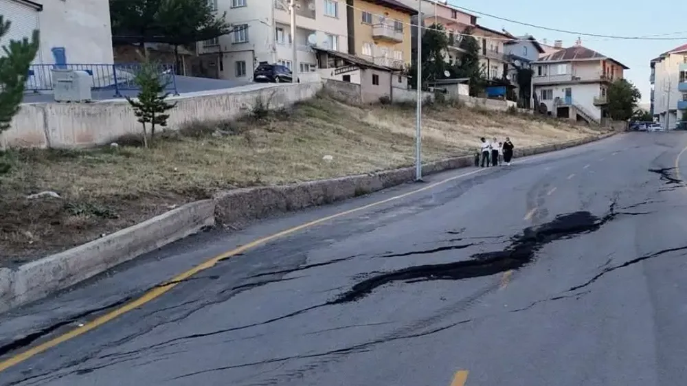 Heyelan Korkusu: İspir’de 70 Daire Tahliye Edildi