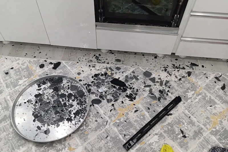 Mutfakta bulunan fırın aniden patladı