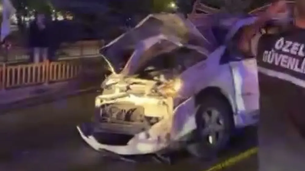 Lastiği Patlayan Cip Bariyerlere Çarptı: 4 Yaralı