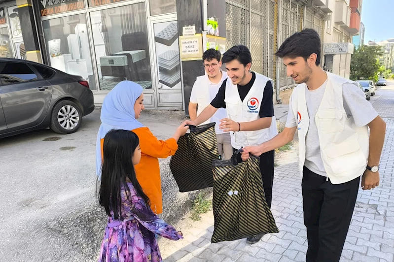 Yetimler Vakfı Van’da yetim çocuklara kırtasiye desteği verdi