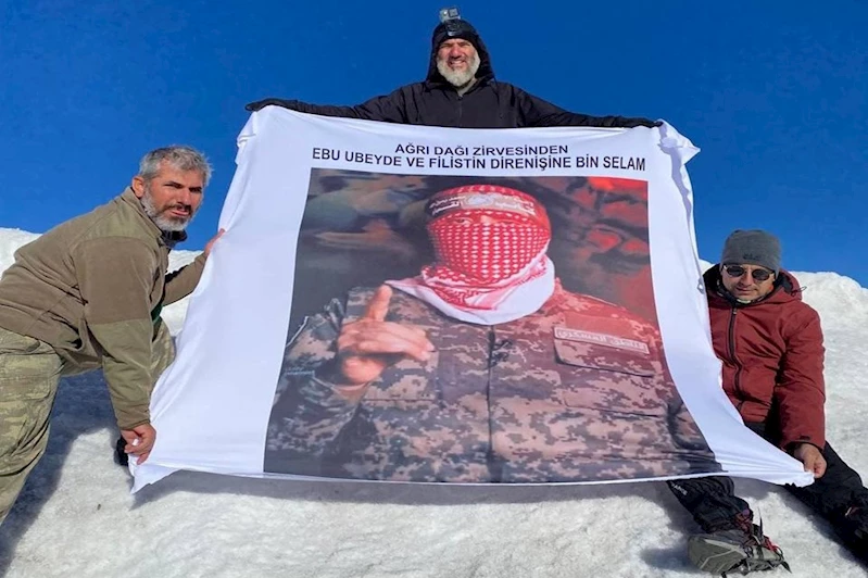Ağrı Dağı zirvesinde Ebu Ubeyde