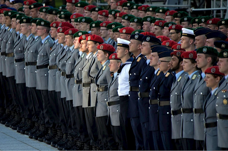 Alman Kabinesi gönüllü askerlik yasası tasarısını onayladı