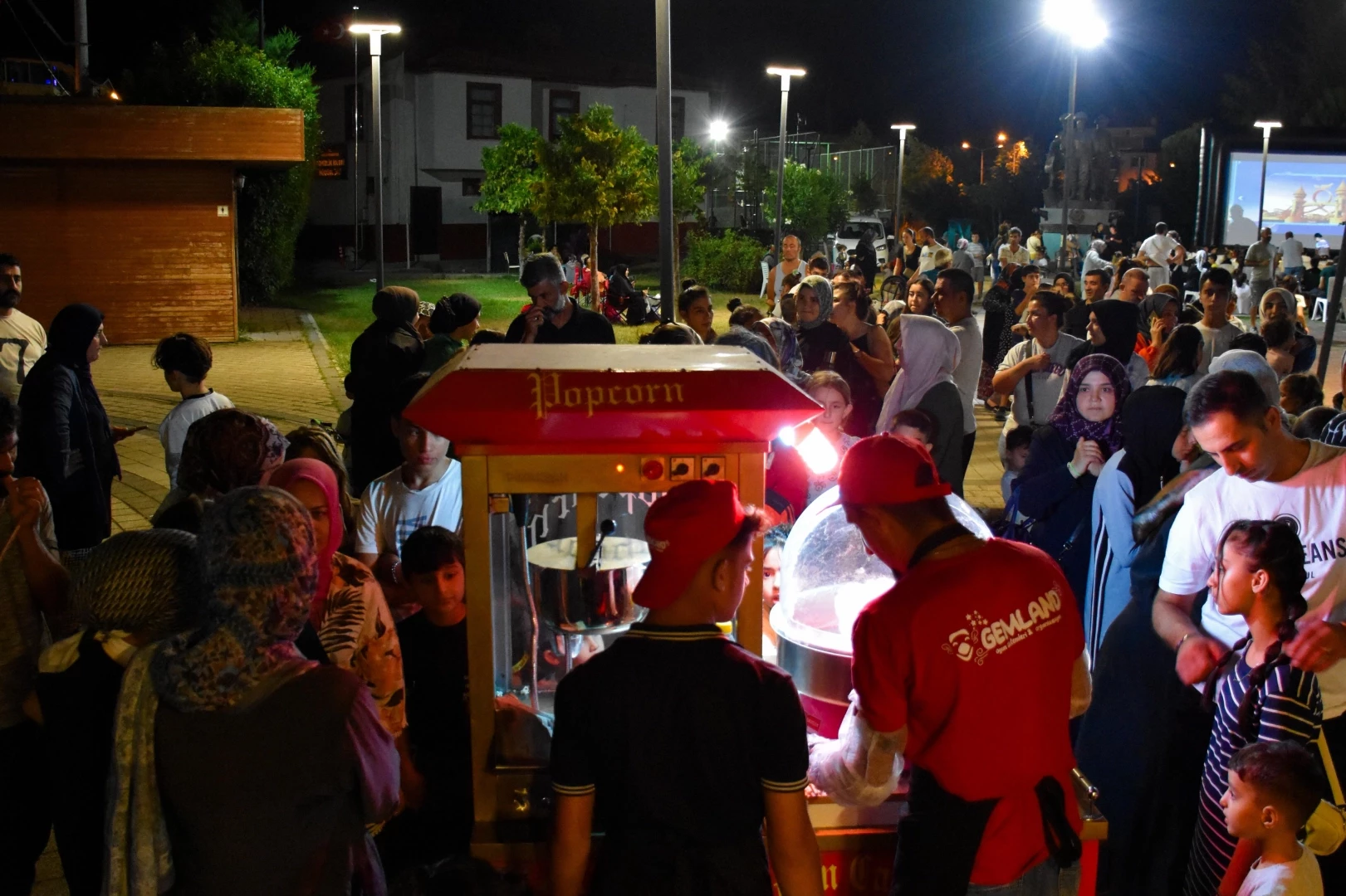 Bursa Gemlik’te yaz akşamlarına açık hava sinema keyfi