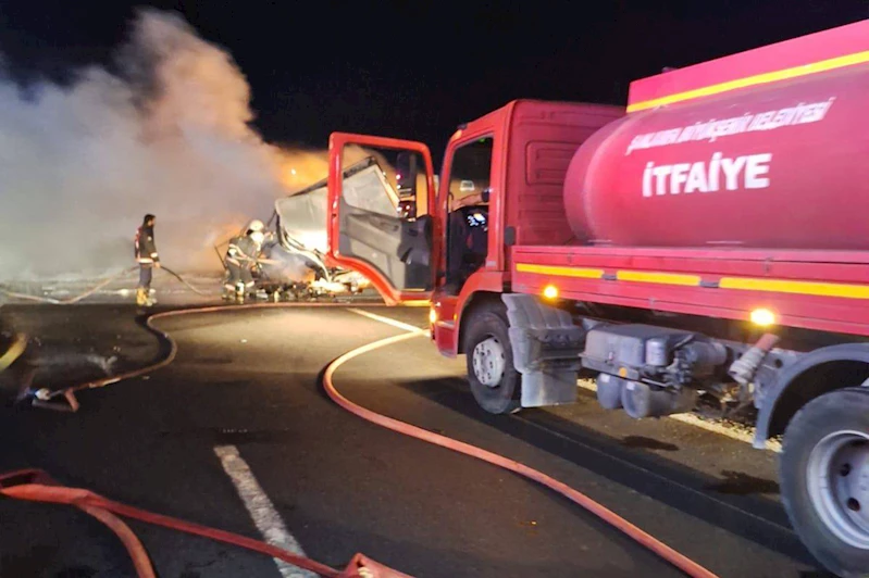Şanlıurfa’da otoyolda motor yağı yüklü araç yandı
