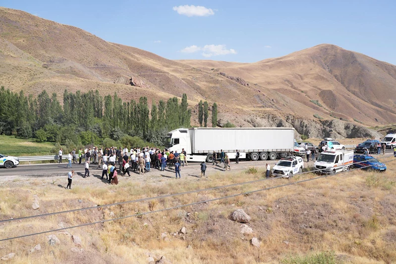 Hakkari’de tır ile otomobil çarpıştı: 3 ölü, 2 yaralı