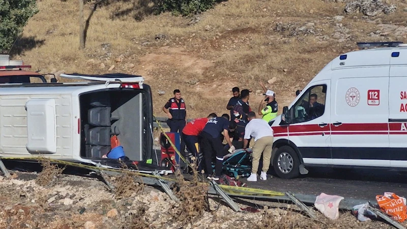 Diyarbakır’da Feci Kaza: Adıyamanlı 2 Sağlık Çalışanı Hayatını Kaybetti, 14 Yaralı  - Videolu Haber