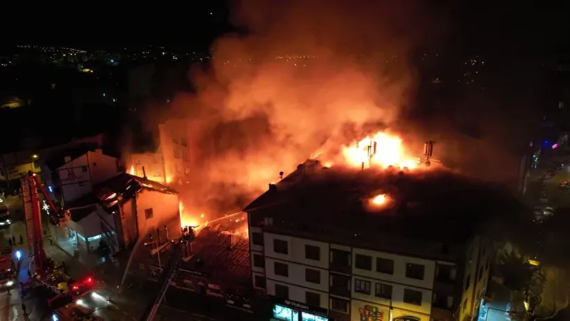 Erzurum’da cağ kebabı restoranında yangın: Alevler çatıları da sardı